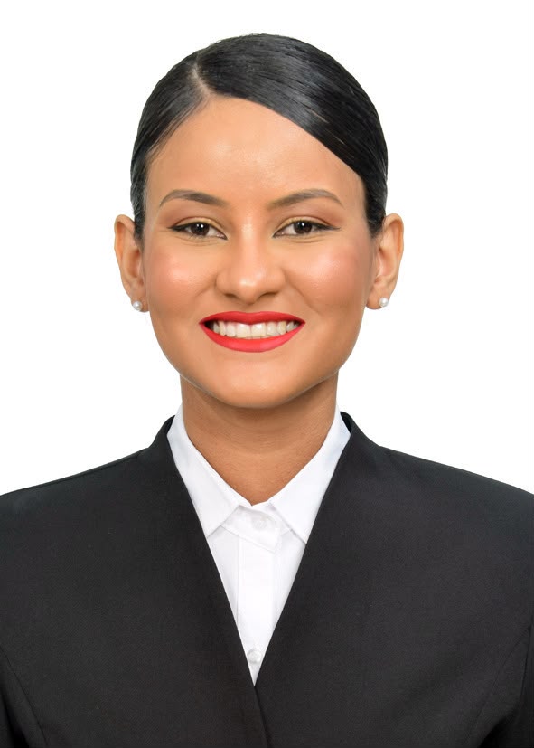 Professora Larisa Costa Oliveira sorrindo